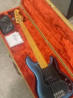 FENDER AMERICAN PROFESSIONAL II PRECISION BASS V - DARK NIGHT