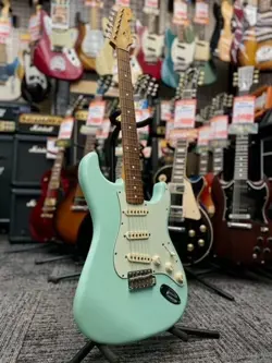 FENDER VINTERA '60S STRATOCASTER SURF GREEN ELECTRIC GUITAR USED