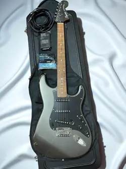 SQUIER BY FENDER STANDARD STRATOCASTER BLACK RELIC FINISH WITH SOFT CASE