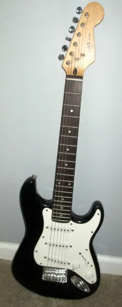 BLACK FENDER SQUIER MINI STRATOCASTER ELECTRIC GUITAR BUNDLE