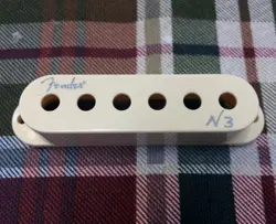 SINGLE FENDER ULTRA NOISELESS N3 STRATOCASTER PICKUP COVER, STRAT