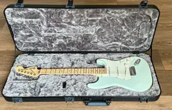 FENDER AMERICAN SPECIAL STRATOCASTER ELECTRIC GUITARWITH MAPLE NECK - SONIC BLUE