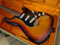 STRATOCASTER SUNBURST W/HSC