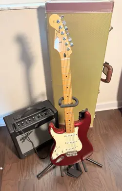STANDARD FENDER STRATOCASTER LEFT HANDED WITH HARD CASE AND AMP