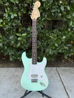 USED FENDER TOM DELONGE STRATOCASTER SURF GREEN 2023 STRAT
