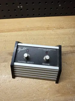 (Z) FENDER TWO BUTTON CHANNEL SELECT & REVERB FOOT SWITCH PEDAL SILVER/BLACK