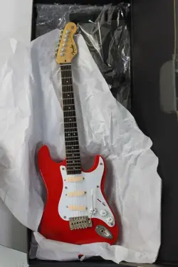 HAL LEONARD FENDER 60TH ANNIV. STRATOCASTER MINIATURE GUITAR RED  #R3699