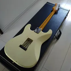 MEDIUM SCALE STRATOCASTER