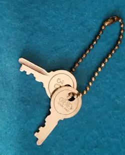 VINTAGE CHENEY KEYS ENGLAND #30 FOR GUITAR HARDSHELL FENDER CASE LOT OF 2