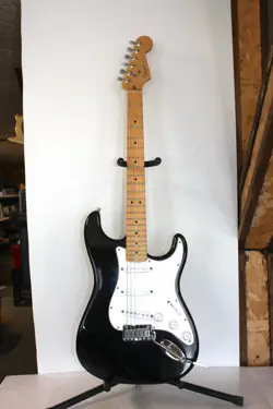 2000 FENDER AMERICAN STANDARD STRATOCASTER BLACK WITH HARD SHELL CASE🟢