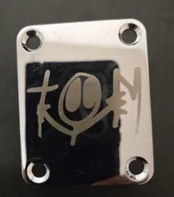 REPLACEMENT ENGRAVED NECK PLATE FOR FENDER TOM DELONGE TELE+STRAT GUITARS CHROME