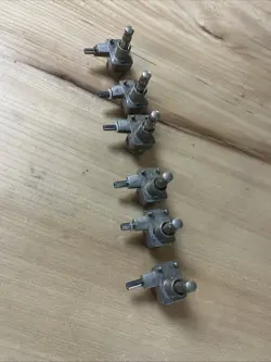 LOCKING TUNERS. FENDER