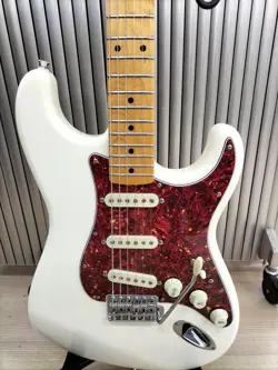 FENDER JV MOD 60S STRAT USED BASSWOOD BODY MAPLE NECK/FINGERBOARD W/HARD CASE