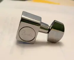 SINGLE FENDER LOGO 2 PIN INLINE GUITAR TUNER TUNING PEG   EXCELLENT CONDITION