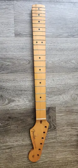 FENDER STRATOCASTER-MAPLE-