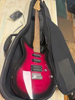 ROGUE RR100 ROCKETEER ELECTRIC GUITAR  W/ FENDER CASE - GREAT CONDITION