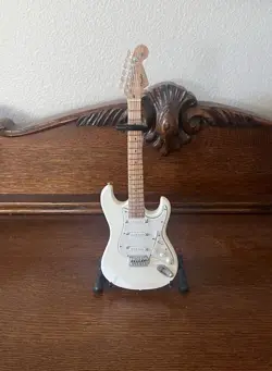 FS-013 FENDER STRAT CREAM FINISH MINIATURE GUITAR REPLICA W/ STAND