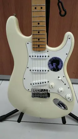 FENDER VOODOO ST OWT/M USED 1997 ALDER BODY MAPLE NECK/FINGERBOARD W/HARD CASE