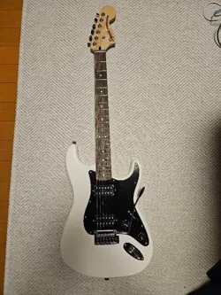 SQUIER BY FENDER STRATOCASTER / ELECTRIC GUITAR W/ ORIGINAL SC