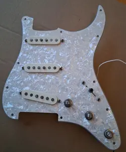 90S FENDER STRATOCASTER 016730 USA LOADED PICKGUARD