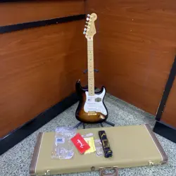 GUTIAR STRATOCASTER MINT