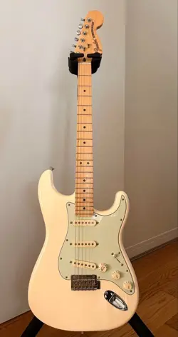 FENDER DELUXE ROADHOUSE STRATOCASTER ELECTRIC GUITAR W/CASE FROM JAPAN