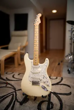 2013 FENDER STANDARD AMERICAN STRATOCASTER OLYMPIC WHITE