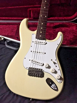 FENDER JAPAN ST62M STRATOCASTER GUITAR VINTAGE WHITE MEDIUM SCALE