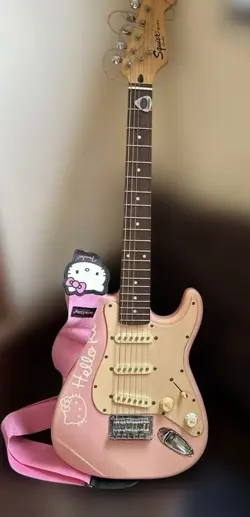 STRATOCASTER SQUIER
