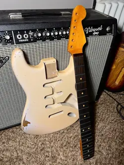 RELIC FENDER STRATOCASTER BODY & NECK VINTAGE AGED SHELL PINK NITROCELLULOSE