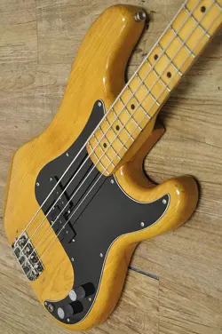 FENDER 1982 PRECISION BASS USED 1982 ASH BODY MAPLE NECK NATURAL W/HARD CASE