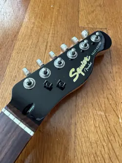 MAPLE/ROSEWOOD TUNERS. BLACK