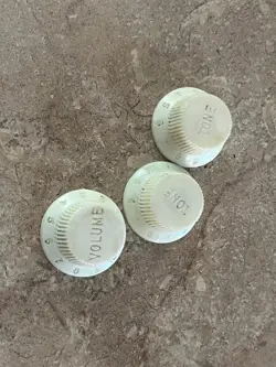 SET 1970S FENDER STRATOCASTER KNOBS SET WHITE 1974 1975 1976