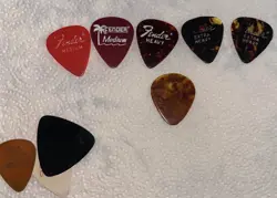 FENDER/GIBSON GUITAR