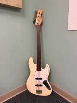 FENDER FRETLESS JAZZ BASS GUITAR MADE IN JAPAN