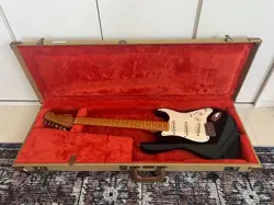ELECTRIC GUITAR FENDER USA '57 VINTAGE REISSUE 1991 STRATOCASTER BLACK WITH CASE
