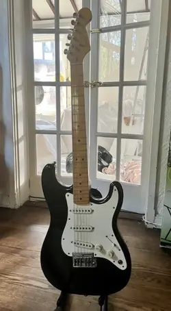 RARE FENDER STRATOCASTER AMERICAN 1984, 1985 BLACK AND WHITE. MAPLE NECK