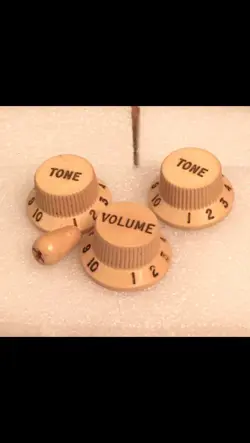 3 VINTAGE 1980S FENDER STRAT STRATOCASTER KNOBS GUITAR RELIC DARK AMBER + TIP