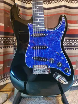 BEAUTITUL FENDER STRATOCASTER STYLE ELECTRIC GUITAR BLACK AND BLUE PEARL