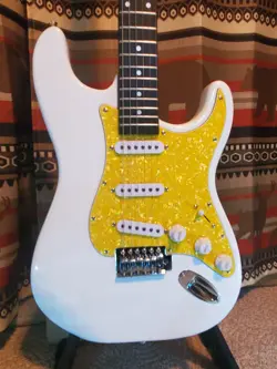 BEAUTITUL FENDER STRATOCASTER STYLE ELECTRIC GUITAR WHITE AND YELLOW PEARL