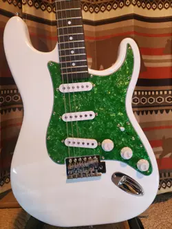 BEAUTITUL FENDER STRATOCASTER STYLE ELECTRIC GUITAR WHITE AND GREEN PEARL