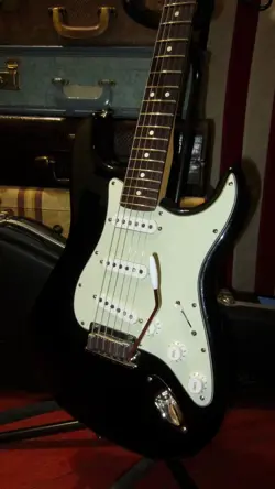 2020 FENDER STANDARD