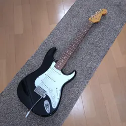 FENDER JAPAN STRATOCASTER ELECTRIC GUITAR CLASSIC DESIGN EXCELLENT SOUND