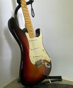 STRATOCASTER W/MAPLE BOARD