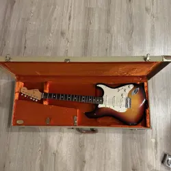 FENDER AMERICAN VINTAGE '62 STRATOCASTER REISSUE, 3-COLOR SUNBURST