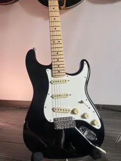 PERFORMER STRATOCASTER #PC07UN