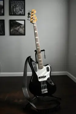 FENDER JAGUAR BASS 4-STRING ELECTRIC GUITAR BLACK