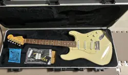 ELECTRIC GUITAR FENDER AMERICAN STANDARD STRATOCASTER 2008 MODEL WHITE WITH CASE