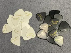 PICKS WHITE BLACK