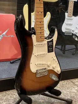 FENDER PLAYER STRATOCASTER MAPLE FINGERBOARD 3-COLOR SUNBURST ELECTRIC GUITAR